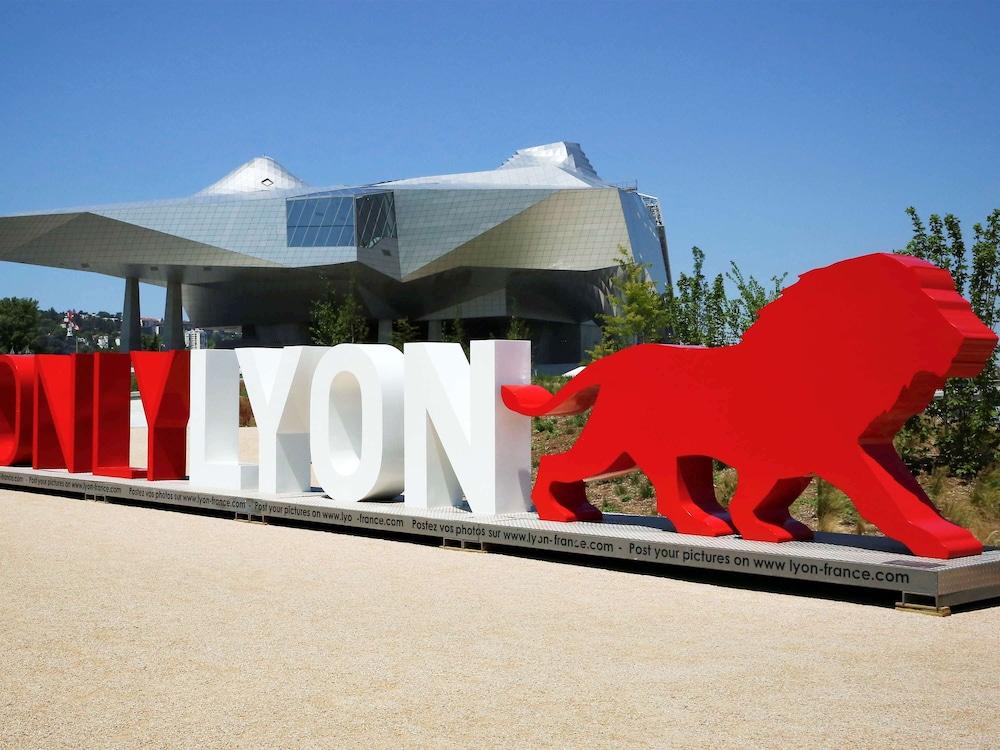 Ibis Lyon Gerland Musee Des Confluences Exterior photo
